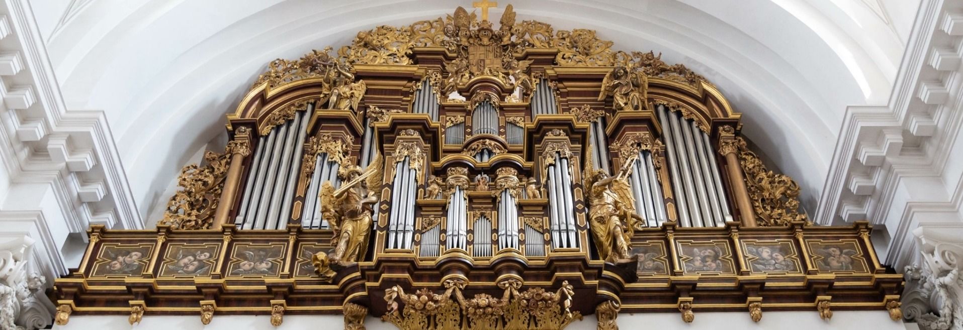An der Orgel des Fuldaer Domes finden in den Monaten Mai, Juni, September und Oktober jeweils samstags ab 12:05 Uhr Orgelmatineen statt. 