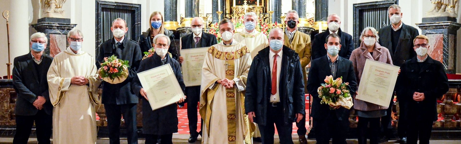 Die Gesamtgruppe mit Vertretern aller drei Preisträger sowie mit Bischof Gerber, Caritasdirektor Juch und weiteren Gratulanten von Kirche, Caritas und Kommunalpolitik