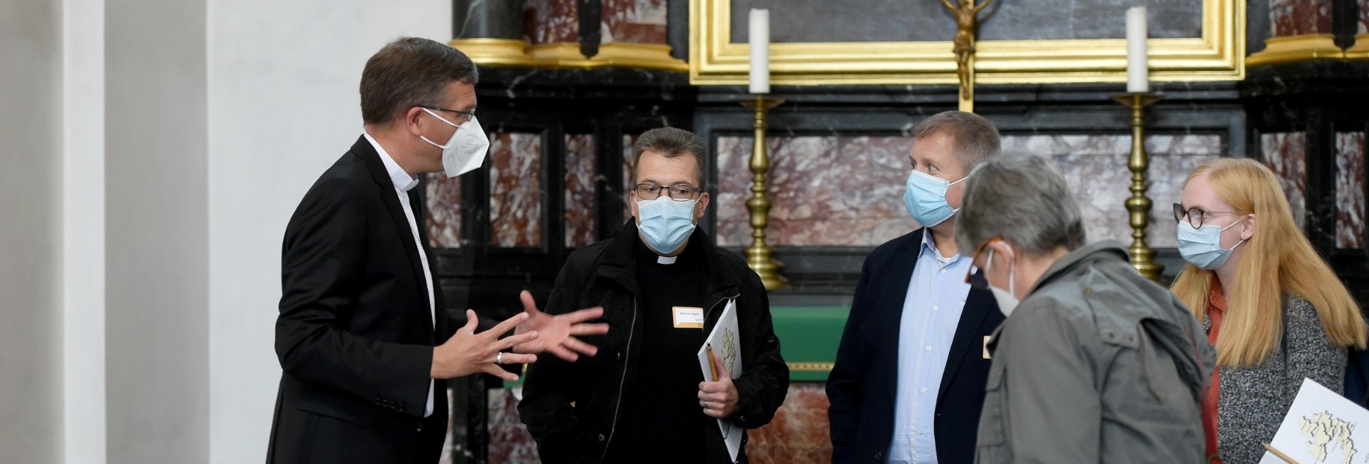 Nach dem Auftakt zum synodalen Prozess der Weltkirche im Oktober (Foto), lädt Bischof Dr. Michael Gerber (l.) auch zu digitalen Veranstaltungen ein. Foto: Bistum Fulda / Marzena Seidel   