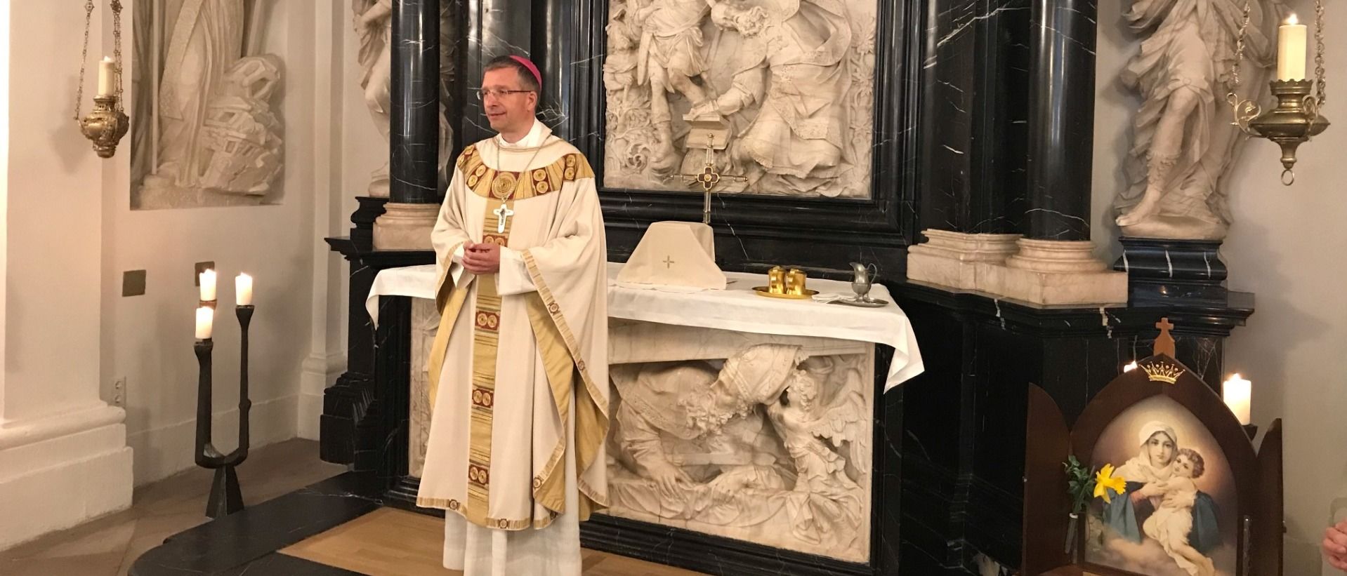 Bischof Dr. Michael Gerber feierte den Weiheakt am Grab des Heiligen Bonifatius im Fuldaer Dom in einem Gottesdienst, in dem das Gebet des Papstes aufgriffen und die Weihe für den Frieden nachvollzogen wurde. 