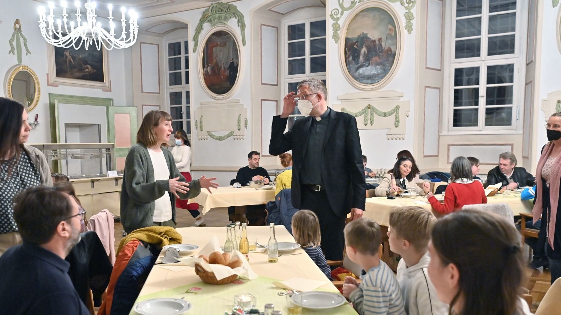 Kinder und Jugendliche mit Down-Syndrom und ihre Familien feiern Gottesdienst mit Bischof Gerber