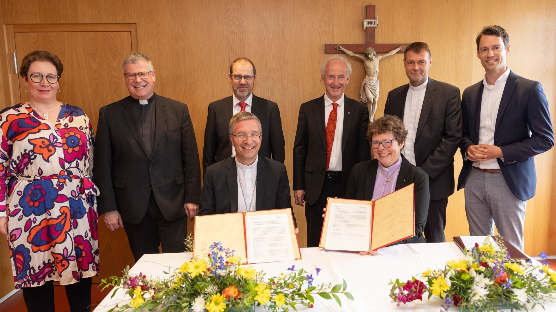 (Vorne): Bischof Dr. Michael Gerber (l.) und Bischöfin Dr. Beate Hofmann (r.), bei der Unterzeichnung der Vereinbarung. Ebenfalls im Bild (2.R.v.l.): Dr. Annette Stechmann, Generalvikar des Bistums Fulda, Prälat Christof Steinert, Landeskirchenrat Dr. Diethelm Meißner (Ökumenedezerent der EKKW), Pfarrer Dr. Martin Streck (Leiter des Referats für Catholica im Landeskirchenamt der EKKW), Dechant Markus Günther (Bistum Fulda) und Dr. Marco Bonnacker (Bistum Fulda) - Bischöfin Hofmann und Bischof Gerber unterzeichneten am 26.5.2024 in Fritzlar eine «Vereinbarung über die ökumenische Zusammenarbeit zwischen dem Bistum Fulda und der Evangelischen Kirche von Kurhessen-Waldeck». Darin erklären Sie die Absicht , in allen Bereichen des kirchlichen Dienstes gegenseitigen Austausch zu pflegen und gemeinsames Handeln anzustreben. Foto: medio.tv/schauderna 