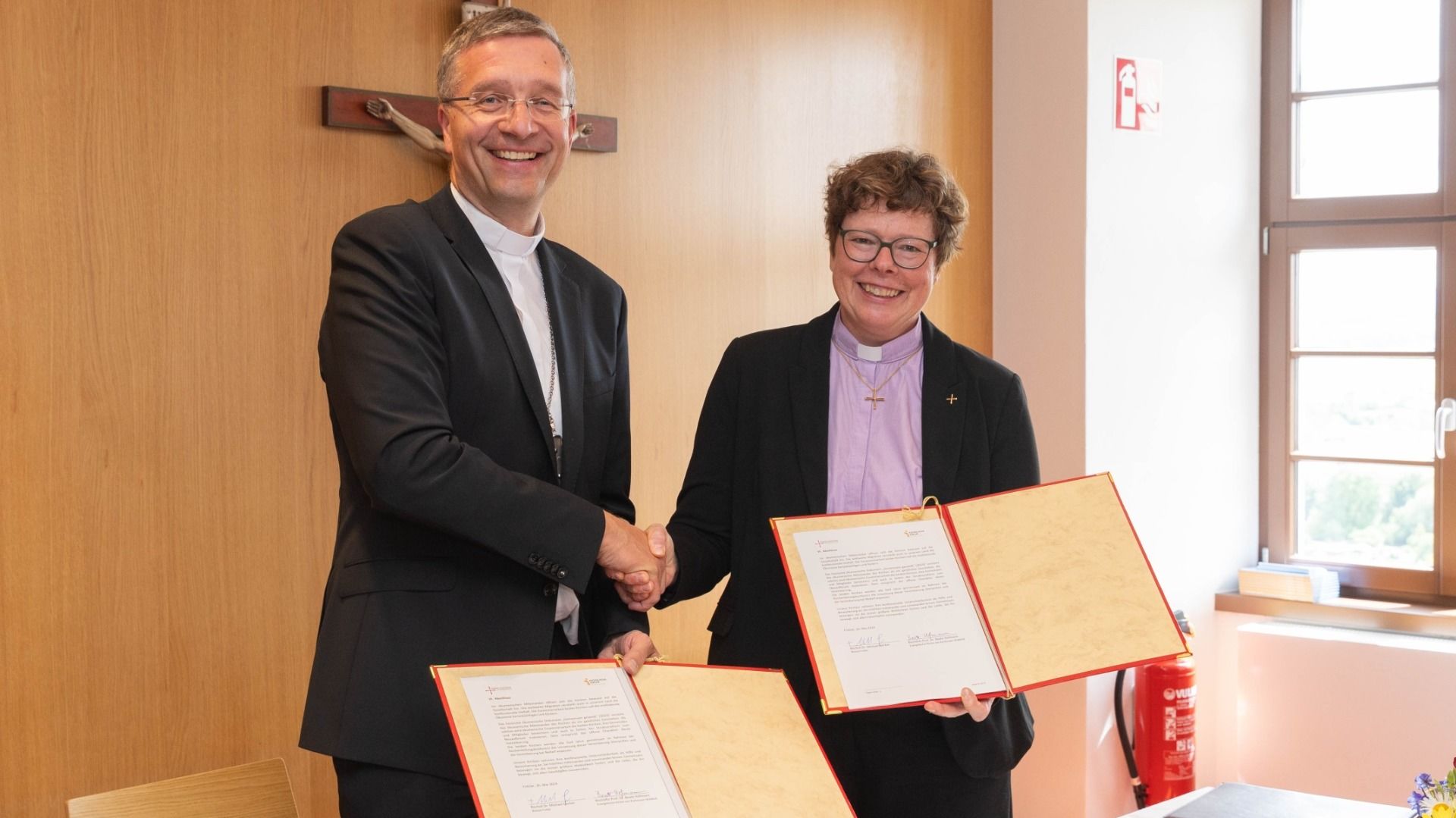 Bischöfin Hofmann und Bischof Gerber unterzeichneten am 26.5.2024 in Fritzlar eine «Vereinbarung über die ökumenische Zusammenarbeit zwischen dem Bistum Fulda und der Evangelischen Kirche von Kurhessen-Waldeck». Darin erklären Sie die Absicht , in allen Bereichen des kirchlichen Dienstes gegenseitigen Austausch zu pflegen und gemeinsames Handeln anzustreben.  Foto: medio.tv/schauderna