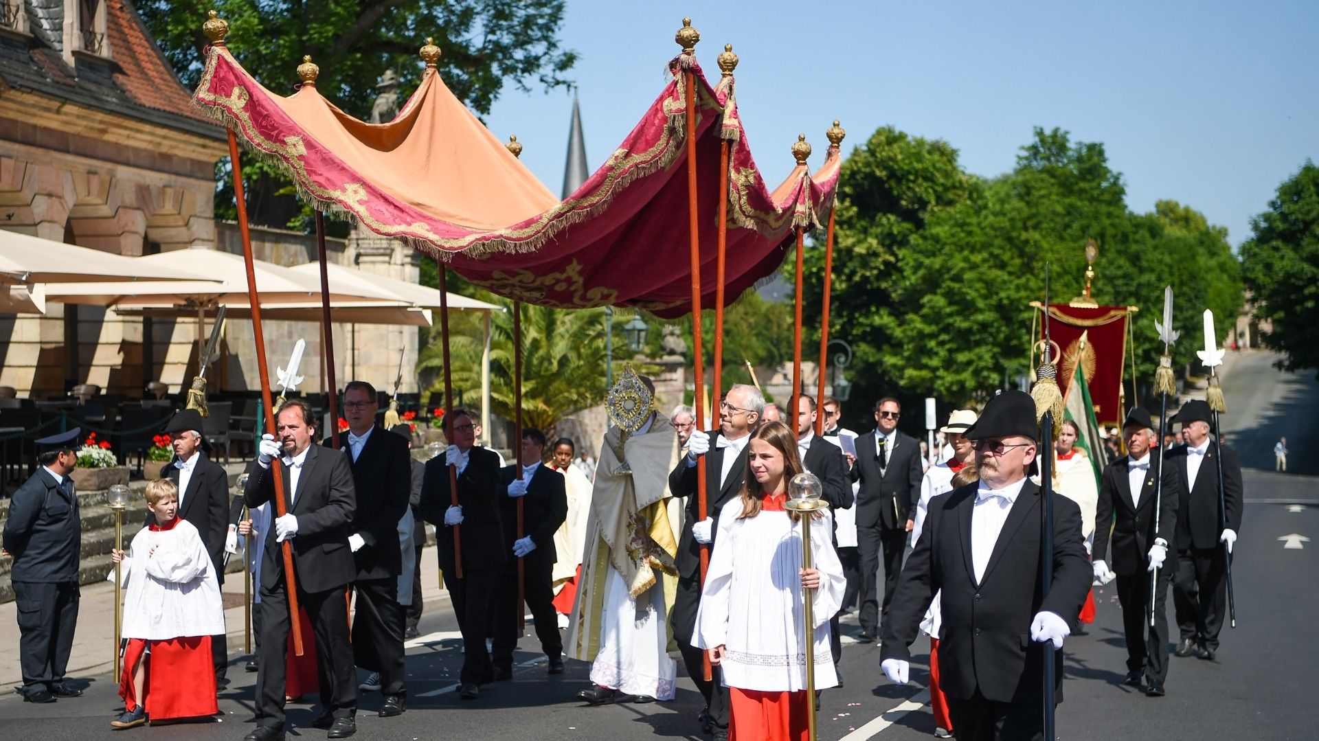 Zum Fronleichnamsfest am Donnerstag (30. Mai) geht die katholische Kirche wieder mit dem Allerheiligsten – einer Hostie in der prächtigen Monstranz – in und durch die festlich geschmückte Stadt. Fotos (Archiv): Bistum Fulda/Marzena Seidel 
