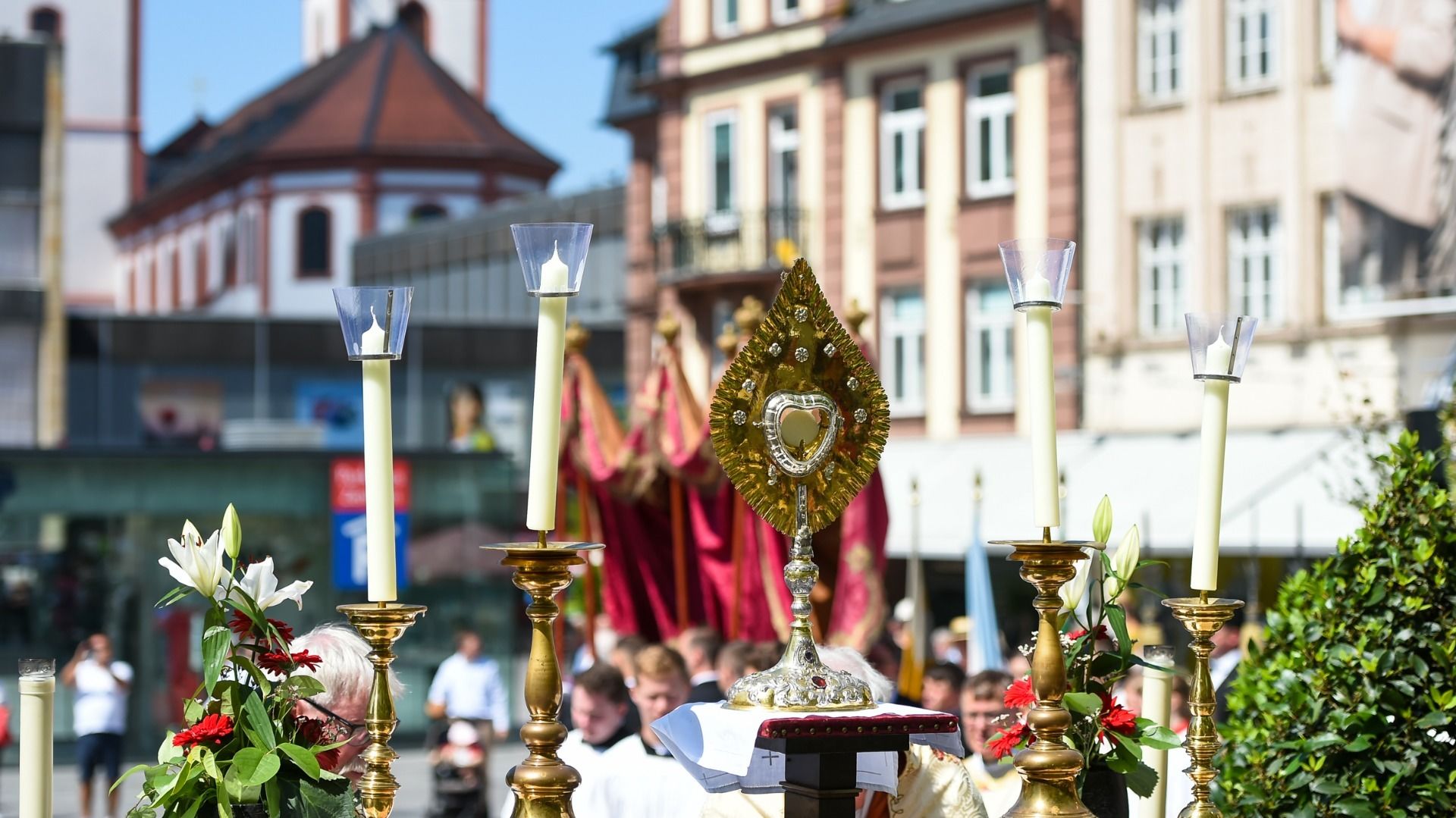 Zum Fronleichnamsfest am Donnerstag (30. Mai) geht die katholische Kirche wieder mit dem Allerheiligsten – einer Hostie in der prächtigen Monstranz – in und durch die festlich geschmückte Stadt. Fotos (Archiv): Bistum Fulda/Marzena Seidel 