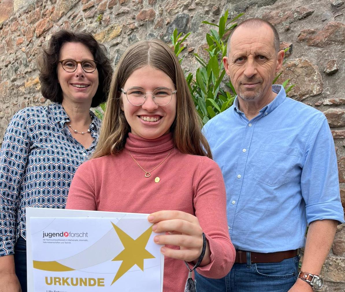 Lilly Schwarz (Mitte) gemeinsam mit Schulleiter Uwe Jüngst und seiner Stellvertreterin Birgit Anders. Foto: Ursulinenschule