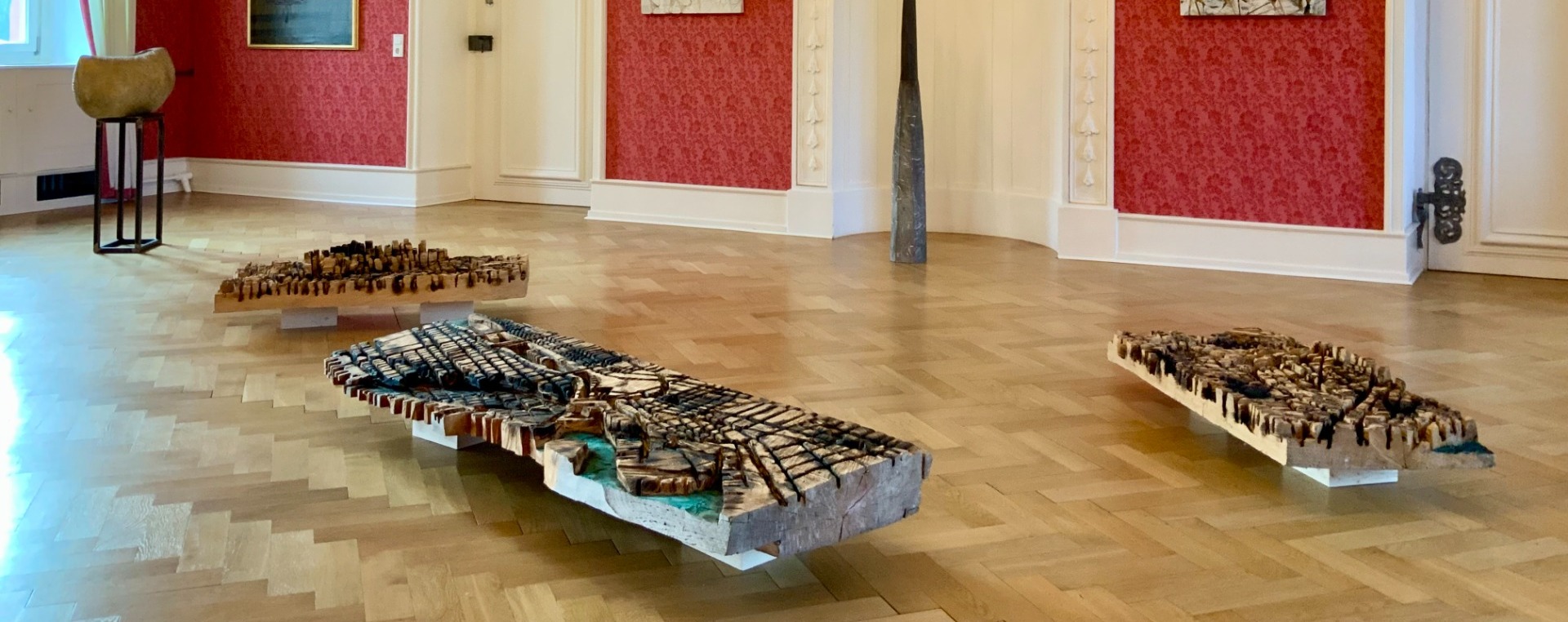 Seit dem 5. März und noch bis zum 30. Juni sind im Fuldaer Bischofshaus Arbeiten des Bildhauers Jan Polacek (Urspringen/Rhön) zu sehen. Der Künstler wurde eingeladen, seine Werke in mehreren Räumen im Bischöflichen Palais am Michaelsberg zu zeigen. 