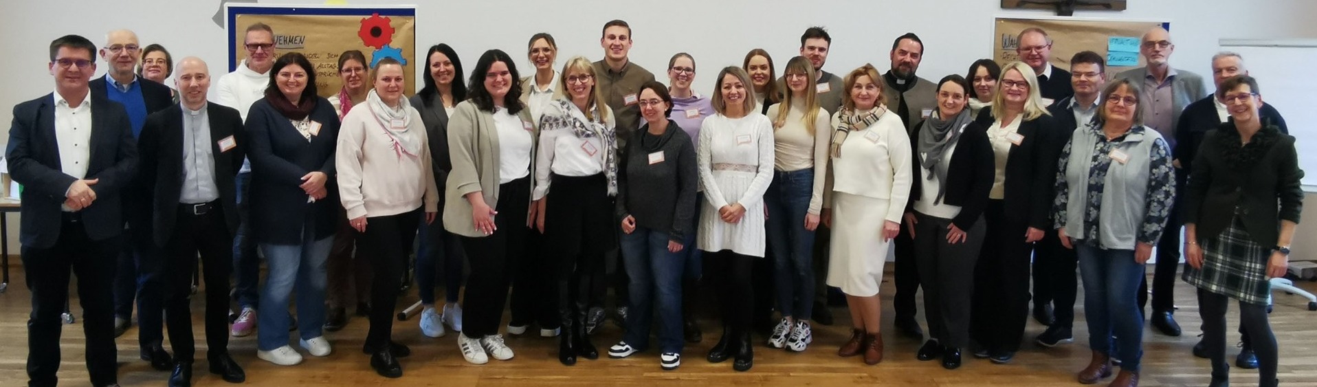 Die erfolgreichen Absolventinnen und Absolventen gemeinsam mit den Verantwortlichen, die die Qualifizierung durchführten.