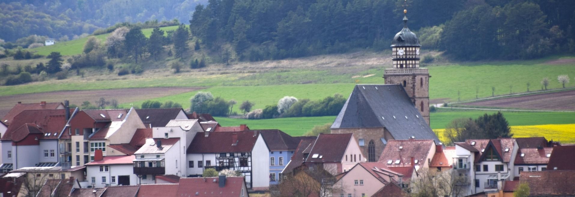Die Kirche von Geisa mit Blick auf die Stadt. Auf dem Kirchturm findet am 3. Mai (Samstag) das erste Carillonkonzert in diesem Jahr statt.