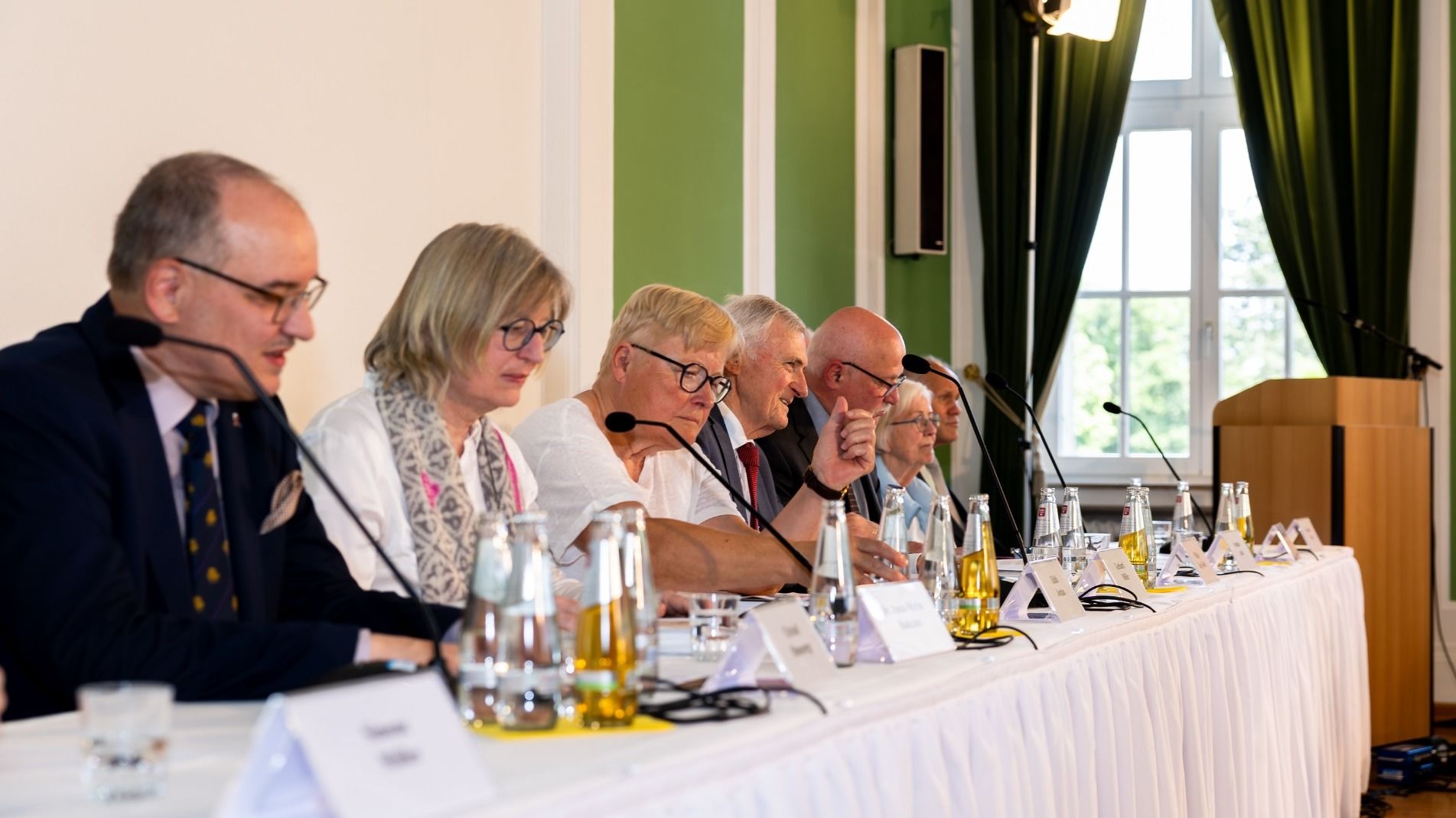 Die Unabhängige Kommission zur Aufarbeitung sexualisierter Gewalt unter Vorsitz von Gerhard Möller (Mitte) stellte nun ihren Abschlussbericht vor. Das Gremium arbeitete seit 2021 unabhängig und multiprofessionell an der Untersuchung der Fälle im Bistum Fulda. Foto: Bistum Fulda / Burkhard Beintken