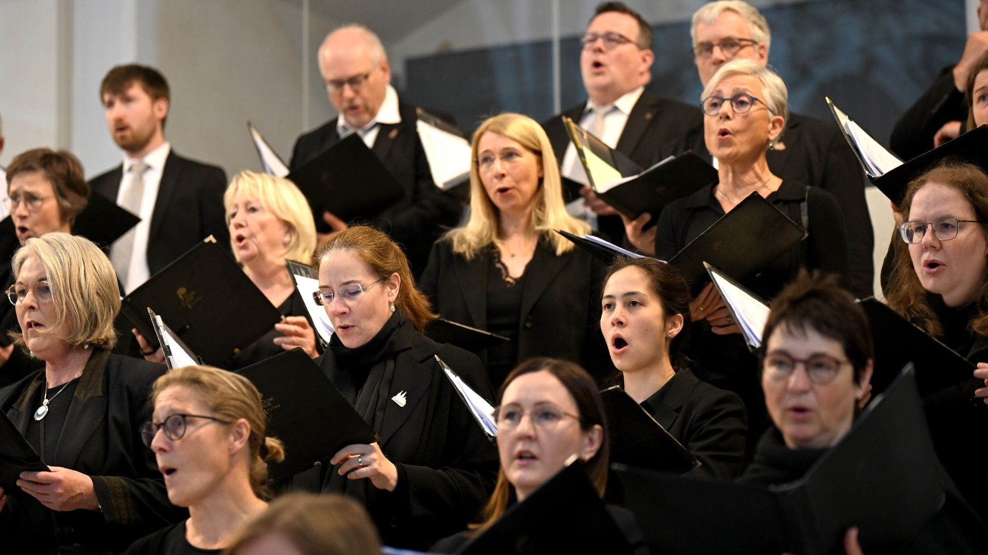 Die Kirche sei ein „Zeichen und Werkzeug der Einheit in zerrissener Zeit“ – das betonte Bischof Dr. Michael Gerber am Pfingstsonntag im Fuldaer Dom. In seiner Predigt rief er dazu auf, sich der eigenen Geschichte zu stellen und Verantwortung zu übernehmen – als Kirche und als Gesellschaft. Foto: Bistum Fulda / Marzena Seidel