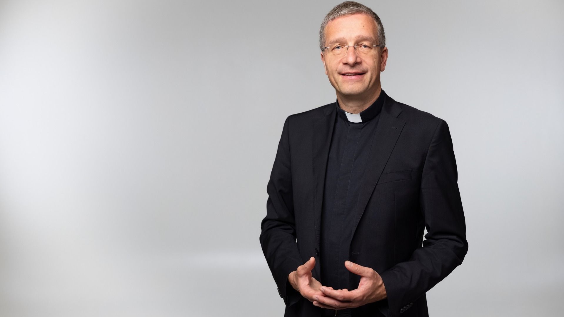 Bischof Dr. Michael Gerber gratuliert zum Baubeginn des Kleine Riesen Hauses in Kassel – als Botschafter des KinderPalliativTeams Nordhessen begleitet er das Projekt mit großer persönlicher Anteilnahme. 