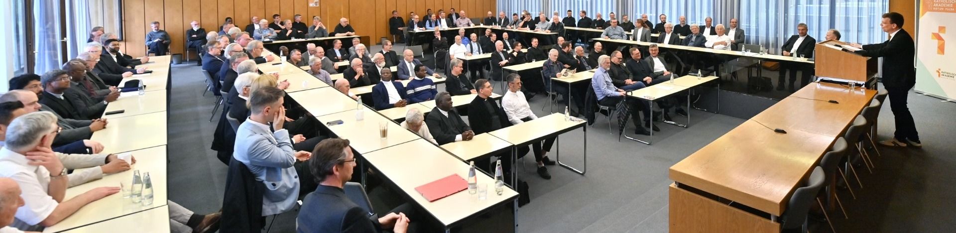 Mehr als 100 Teilnehmende aus den Kirchengemeinden der Diözese Fulda trafen sich am Mittwoch im Bonifatiushaus zum „Tag für Priester und Diakone“. 