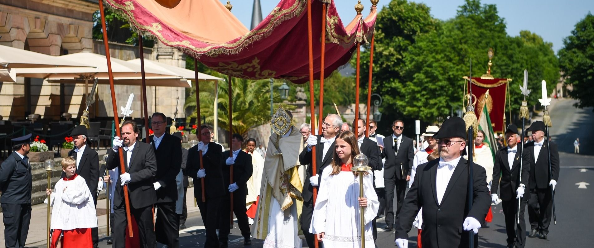 Zum Fronleichnamsfest am Donnerstag (19. Juni) zieht die katholische Kirche durch die festlich geschmückte Stadt. 