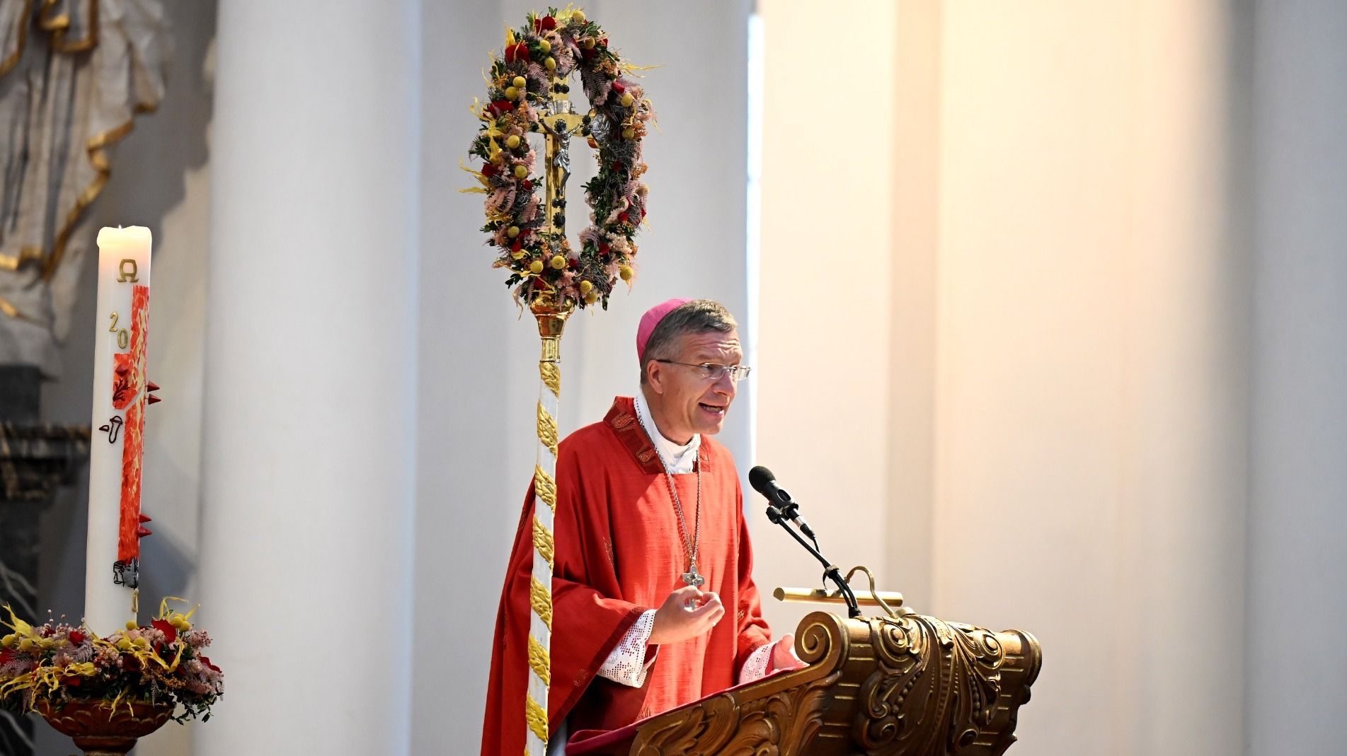 Die Kirche sei ein „Zeichen und Werkzeug der Einheit in zerrissener Zeit“ – das betonte Bischof Dr. Michael Gerber am Pfingstsonntag im Fuldaer Dom. In seiner Predigt rief er dazu auf, sich der eigenen Geschichte zu stellen und Verantwortung zu übernehmen – als Kirche und als Gesellschaft. Foto: Bistum Fulda / Marzena Seidel
