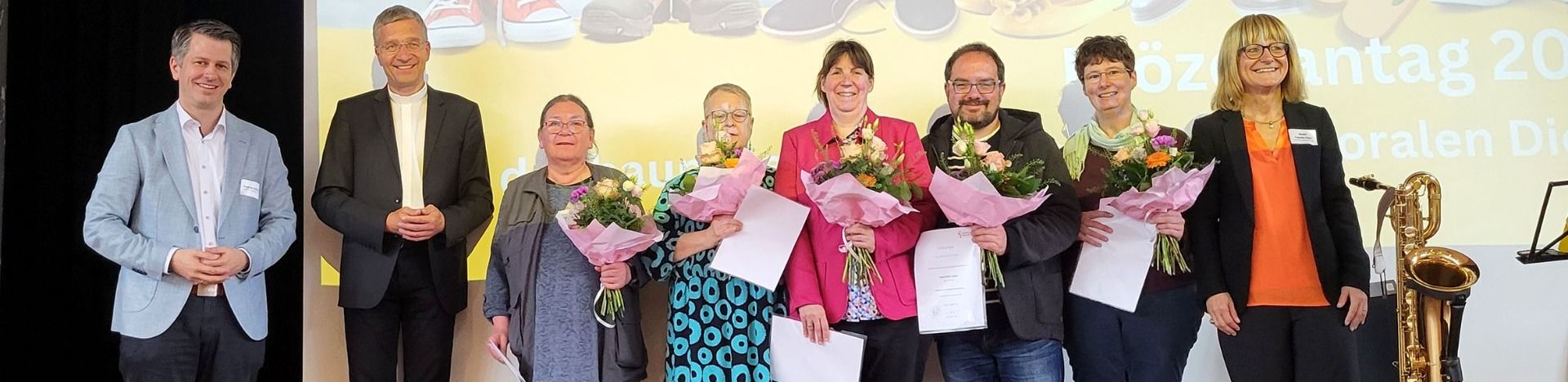 Mehrere Frauen und Männer engagieren sich im Dienst seit 40 und 25 Jahren: Birgit Weber, Pia Mamani, Gisela Mihm, Peter Happel und Astrid Keul.  Ihnen wurde besonders gedankt und ihr Einsatz gewürdigt. Links Diözesanreferent Stephan Schilling, neben ihm Bischof Dr. Michael Gerber und Personal-Fachbereichsleiterin Beate Lopatta-Lazar (rechts).