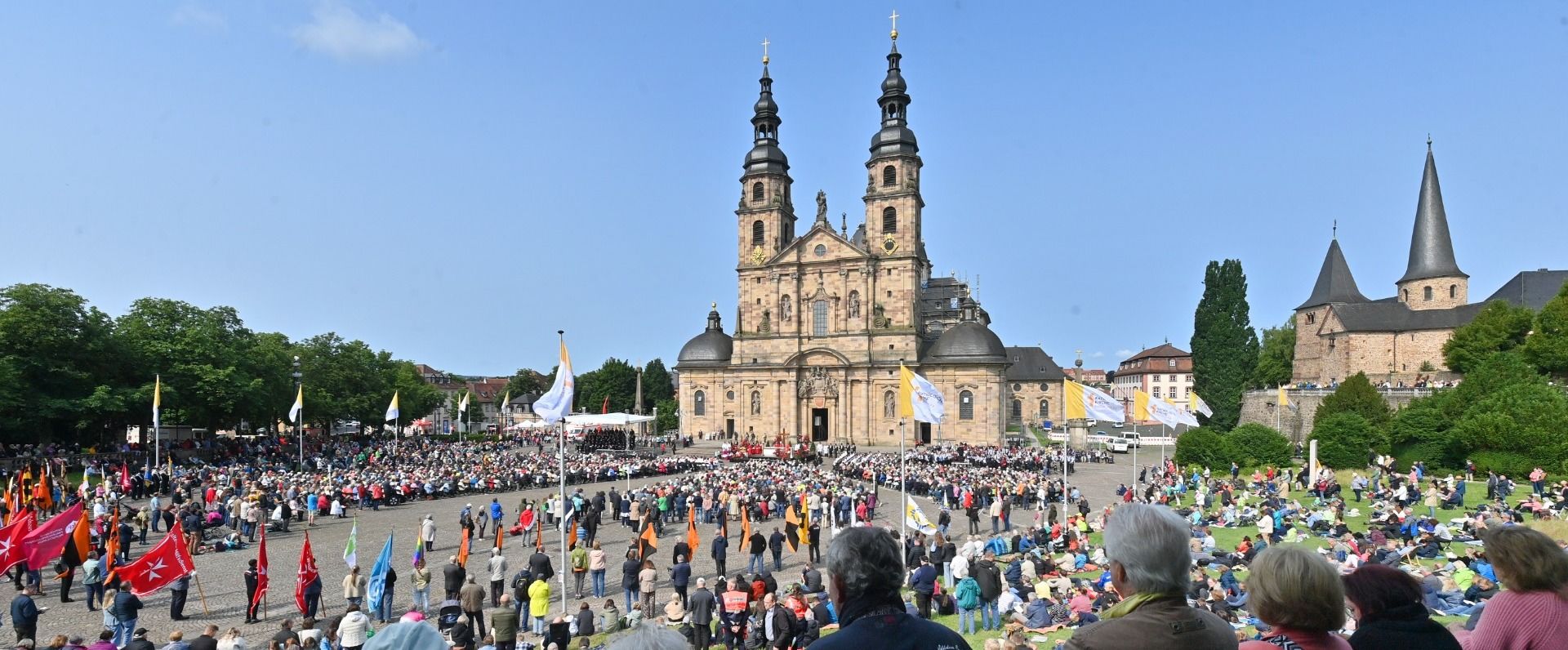 „Werdet Pilger der Hoffnung“ – dazu rief Bischof Dr. Michael Gerber am Pfingstmontag beim Bonifatiusfest auf dem Fuldaer Domplatz auf. Foto: Bistum Fulda / Dr. Arnulf Müller